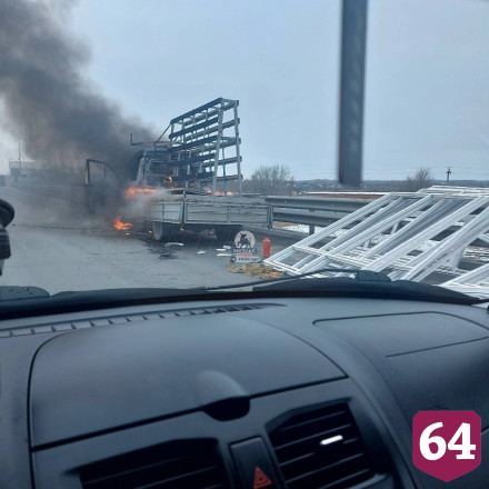 На мосту через Волгу сгорела грузовая «Газель» 