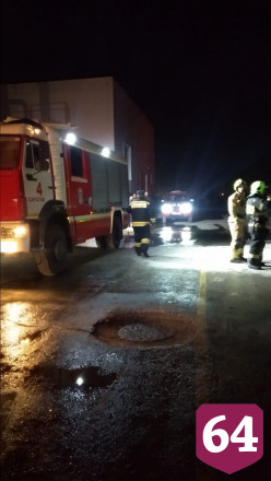 На окраине Саратова сгорел склад с полиэтиленом