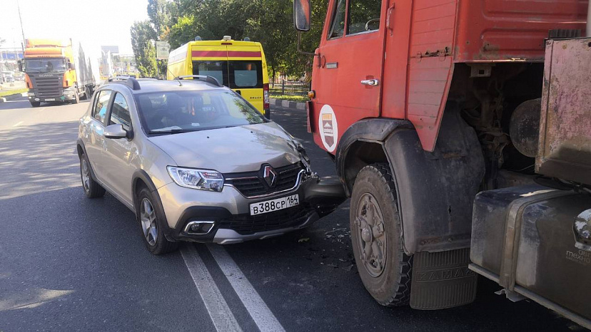 В ДТП с грузовиком в Саратове ранен водитель легковушки