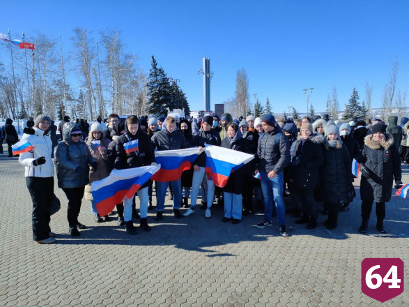 В Саратове студенты развернули 80-метровый флаг в поддержку президента