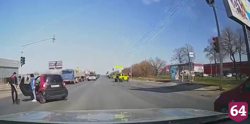 В Саратове иномарка зацепила малолитражку и улетела в кювет