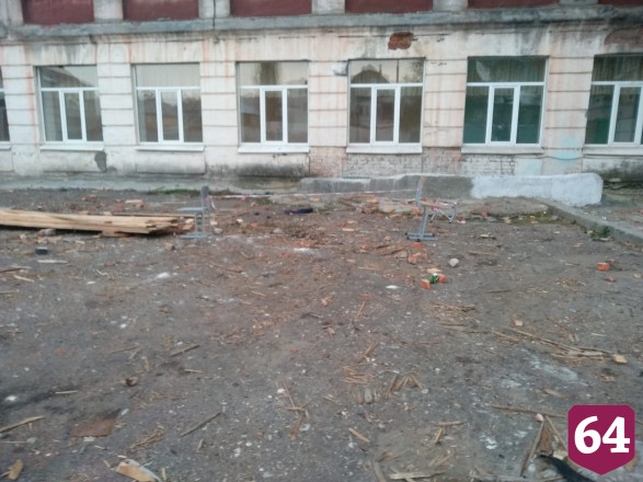 Молодой кровельщик разбился, упав с крыши лицея 