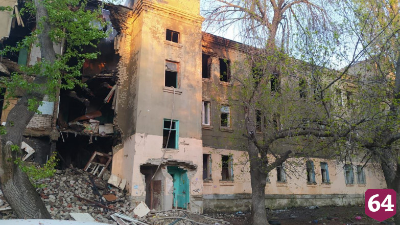 В Саратове пожарные тушили 3-этажный дом