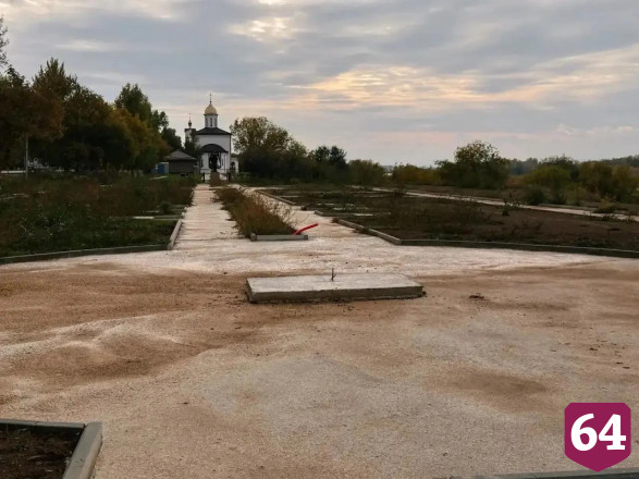 В Энгельсе компания-меценат помогает благоустраивать аллею у храма