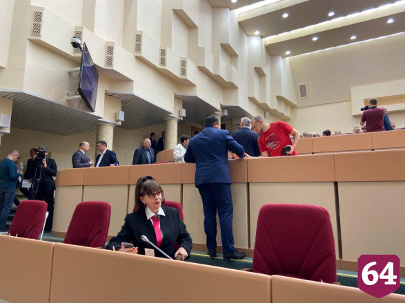 Депутат предложила коммунисту подарить свое платье 