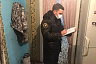 В частном доме найден труп с ножевыми ранениями груди и шеи 