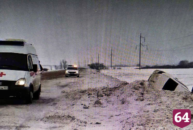 Автоледи опрокинула легковушку в кювет и покалечилась