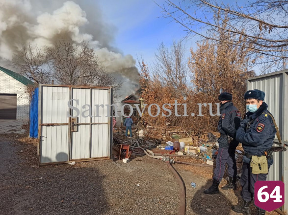 Пожарные тушат полыхающий дом в Саратове