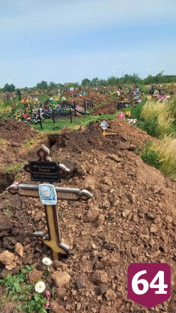На кладбище под Саратовом закидали землей могилы с крестами