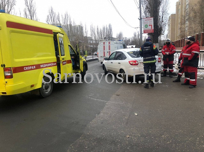 В Саратове у больницы автомобиль переехал женщину