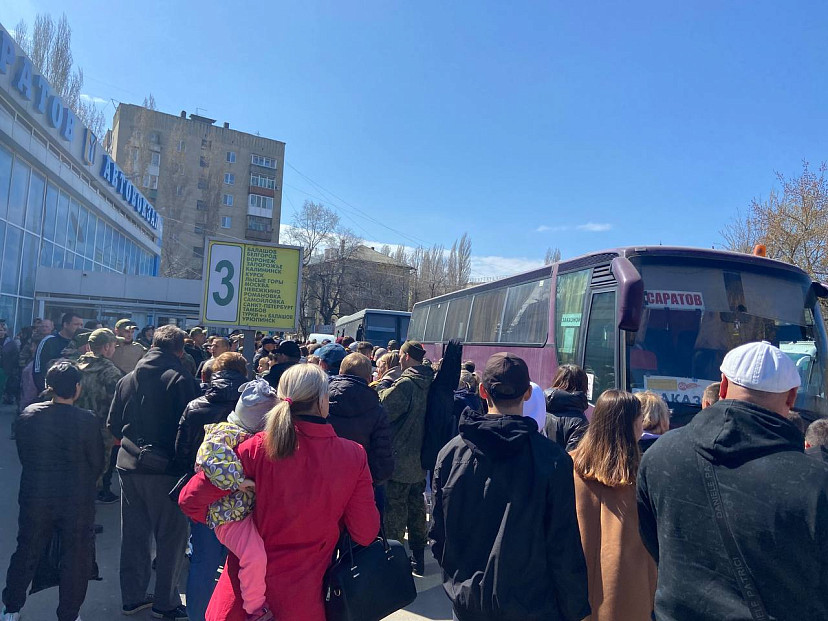 В Саратове под марш «Прощание славянки» проводили бойцов СВО