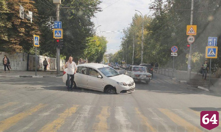 В центре Саратова иномарка провалилась в открытый люк