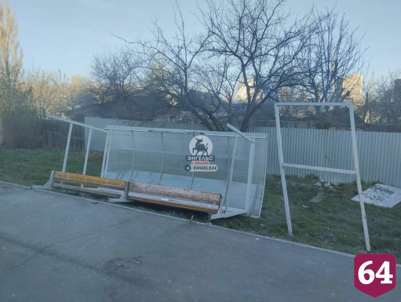 В Энгельсе ветер снес две остановки
