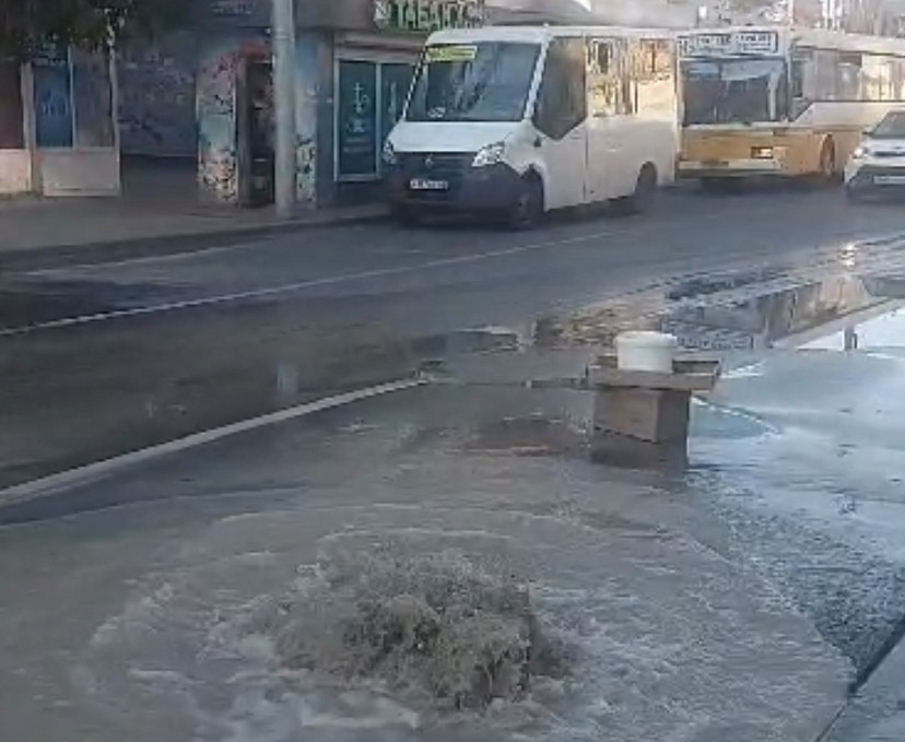 В центре Саратова забил коммунальный фонтан