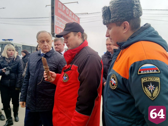 Саратовские спасатели в присутствии губернатора достали из воды рыбаков 