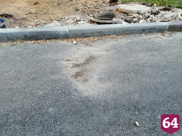 В Саратове дорожники закатали в асфальт колодец