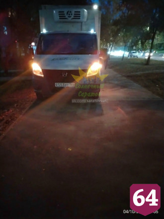 Саратовцы пожаловались на машины автохамов на тротуарах