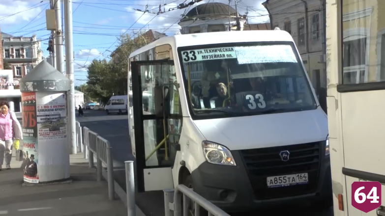 Грабитель сорвал с женщины золотую цепочку на остановке в центре Саратова