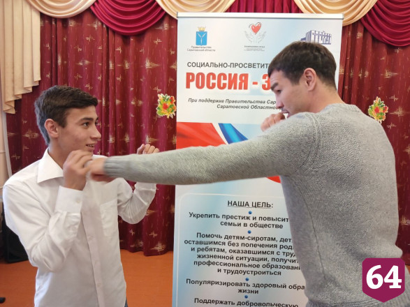 Депутат провел в саратовском селе мастер-классы по боксу и теннису