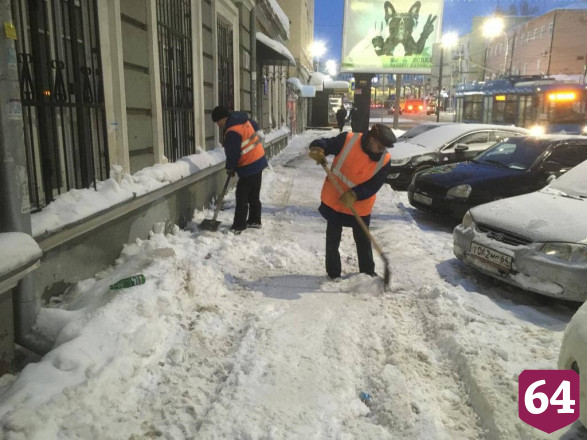 Снег в Саратове будут убирать почти 6 тысяч дворников