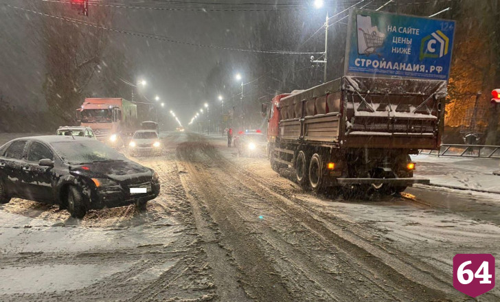 На Ново-Астраханском шоссе в ДТП разбилась автоледи 