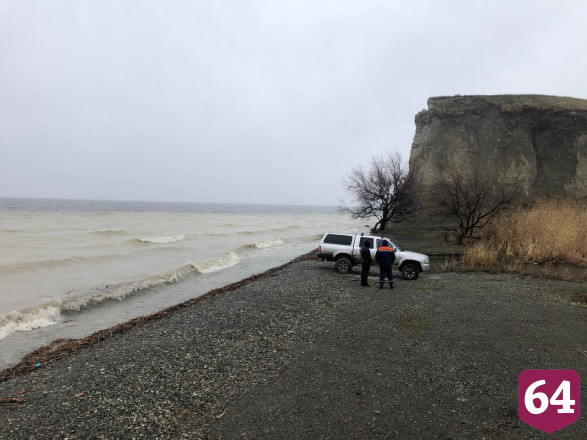 Водолазы ищут пропавших рыбаков в Волге под Саратовом