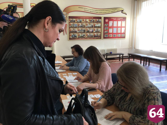В Саратове родители выпускников сдали ЕГЭ по русскому языку