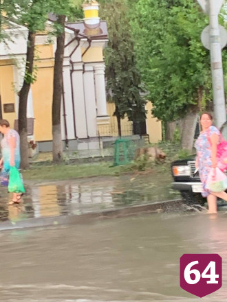 В Саратове сильный ливень затопил улицы
