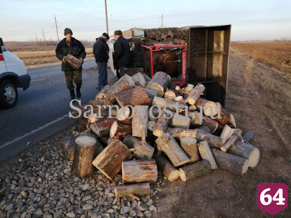 На трассе под Саратовом трактор с дровами опрокинулся после ДТП с грузовиком
