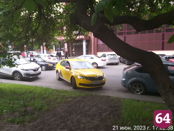 Автохам на такси заехал на газон у бара в центре Саратова