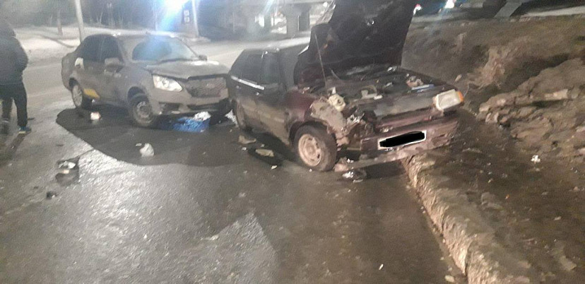 Два человека разбились в аварии с такси на Московском шоссе
