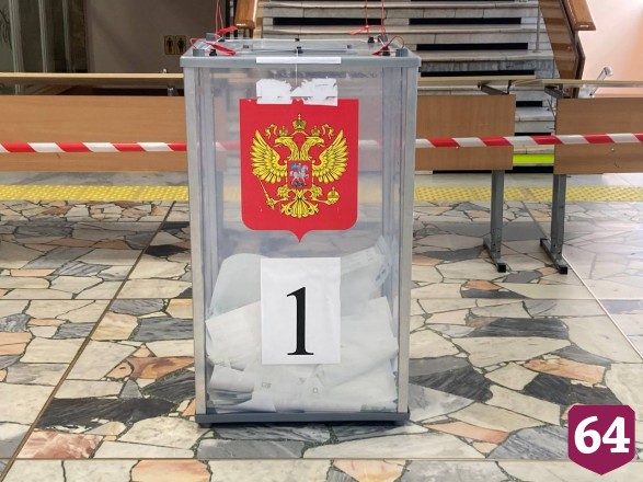 Жители Саратова приходят на выборы семьями