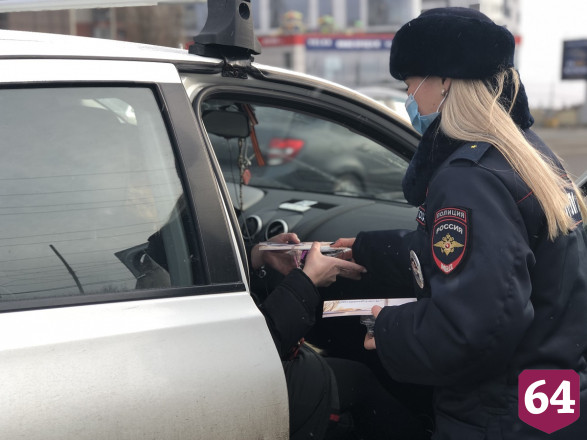 В Саратове полицейские угощали автоледи пирожными