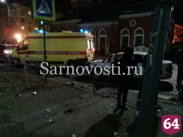 В утренней аварии в Саратове разбилась пассажирка «Приоры»