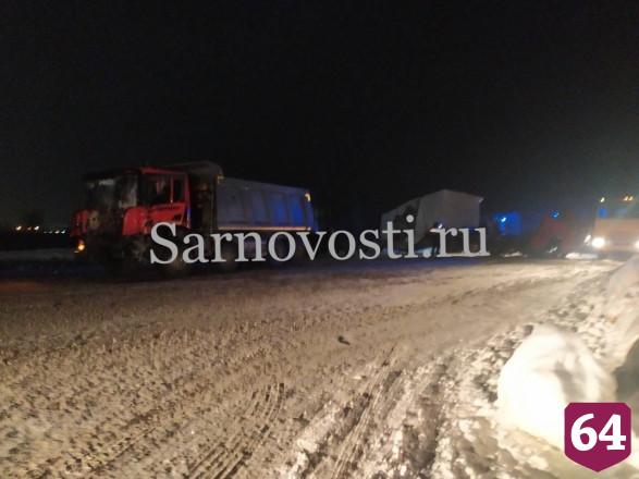 Дальнобойщик разбил голову в столкновении грузовиков на окраине Саратова
