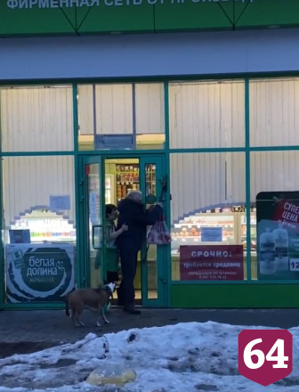 Продавец вытолкала из саратовского магазина слепого мужчину
