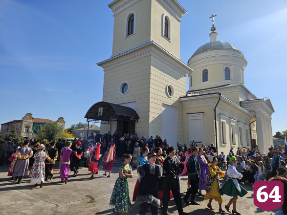 В Саратовской области на казачьем фестивале кормили щами и фланкировали шашкой
