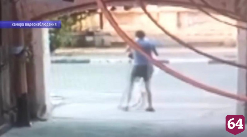 Нападение на женщину в Энгельсе ради цепочки попало на камеры