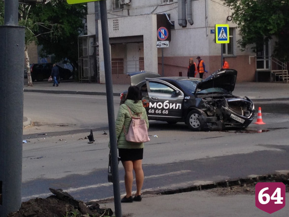 На Вольской внедорожник после столкновения с такси отбросило на тротуар