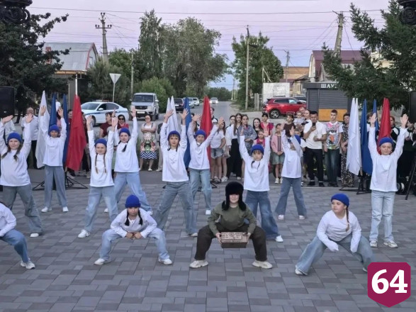 В День города выпускники танцевали школьный вальс