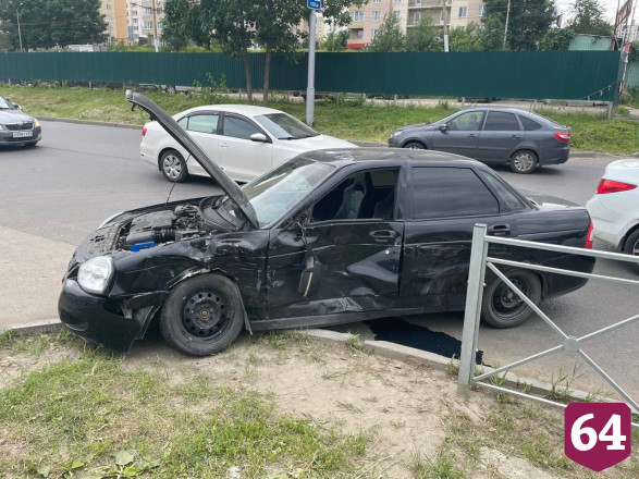 Молодая пара травмировалась в аварии на Антонова