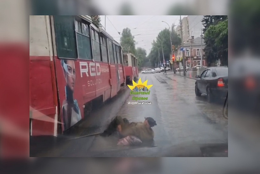 Саратовцев возмутило равнодушие свидетелей падения мужчины на дороге 