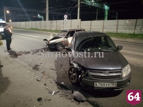 В Саратове водитель легковушки сломал ногу в ДТП с такси