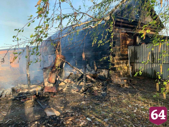 Под Саратовом из-за неосторожности с огнем сгорели два дома