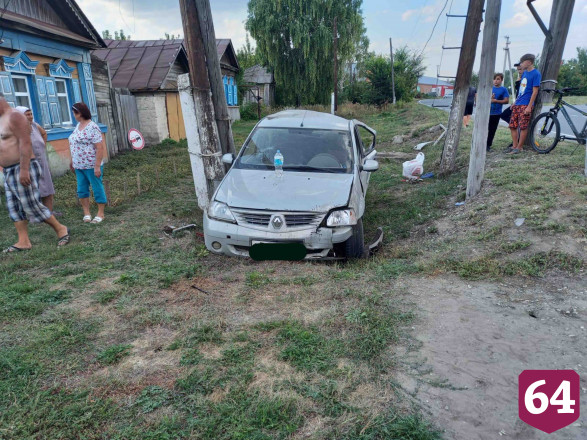 Водитель иномарки улетел в кювет и протаранил два столба