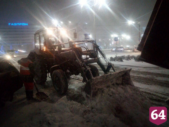 В Саратове снег ночью убирали две сотни спецмашин 