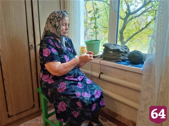 Саратовская пенсионерка вяжет перчатки снайперам СВО
