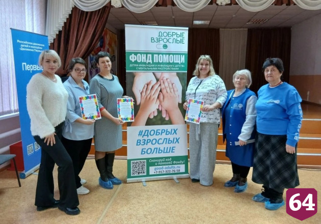 Саратовским школьникам дали мастер-класс по созданию портретов мам 
