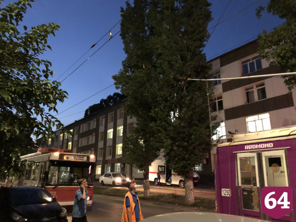 В Саратове у троллейбуса оторвались «рога» из-за автохама