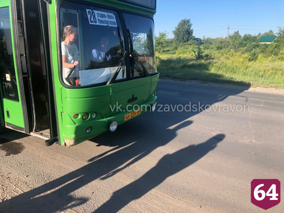 Очевидец сообщила о разрушенной автобусом остановке в Саратове